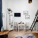 Charming With Kitchen - Old Town, Main Station アパート